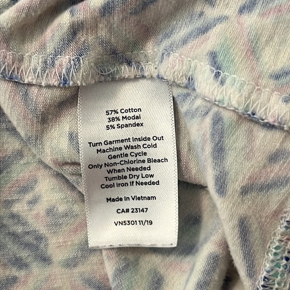 T by Talbots Geometric Print Criss Cross Cap Sleeve Top - Picture 11 of 11
